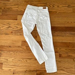 Like new Levi’s Mid Rise Skinny White Jean!